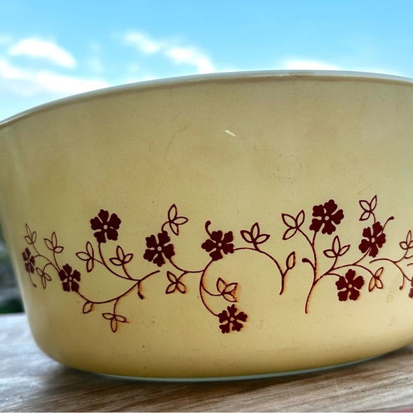 Vintage Pyrex Trailing Flowers 2.5 Quart Round Casserole Dish Vintage Pyrex - Picture 5 of 9